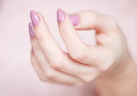 Czy lakier hybrydowy można nakładać bezpośrednio na swoje paznokcie?